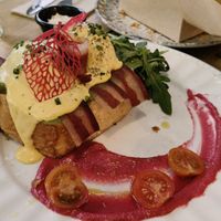 Huevos Benedict en brioche at Frutas Prohibidas in Madrid