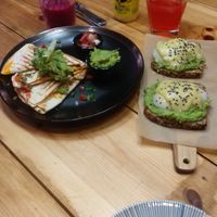 Quesadilla y huevos Benedict at Frutas Prohibidas in Madrid