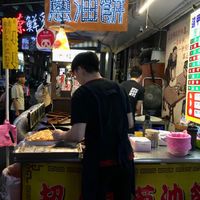Line up to order at Féng Jiǎ Dān Dān Xiāng Cōng YóuBǐng 逢甲丹丹香蔥油餅 in Taichung
