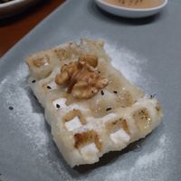 Tokffle (waffle de arroz) com xarope caseiro de nozes e canela at Ryu in Rio De Janeiro