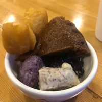 Piling up the yummy sweets in my bowl  at Pǐn Lián SùShí 品莲素食 in Sanya