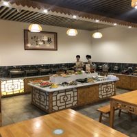 The buffet area- tons of hot dishes, cold dishes, sweets, soup and hotpot at Pǐn Lián SùShí 品莲素食 in Sanya
