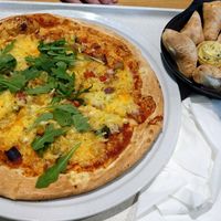 Pizza anti Pasti mit Pizzabrötchen mit veganer Kräutercreme at Food Fakultät in Dortmund