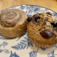 Cinnamon roll and chocolate chip muffin   at Menta (Cafe de especialidad & Dulcería Vegana) in Puerto Natales