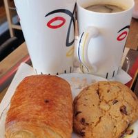 Pain au chocolat, cookie, latte au lait d'amande et americano. at Curieux Coffeeshop in Nantes