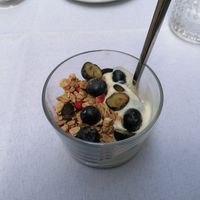 Granola and yogurt at Pepper & Ginny - Vegane Veinkost in Vienna