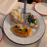 Carrot lox, prosciutto, and camembert aandwiches at Pepper & Ginny - Vegane Veinkost in Vienna