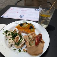 Canapès und Wermut Spritz at Pepper & Ginny - Vegane Veinkost in Vienna