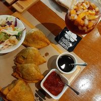 Vegetable samosas with tomato chutney and tamarind sauce at Los Indios Bravos in Boracay