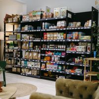 beaucoup de choix sec. Et une sélection sans gluten. Il y a même tout un mur de vrac! at Cabane du 12 in Nice