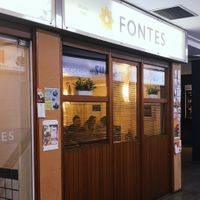 Fica dentro de uma galeria at Fontes in Rio De Janeiro