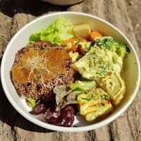 Caramelized onions, bean burger, sweet potato, potato, broccoli at La Nòmada in Olot