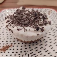 Pastel vegano de coco y limón. at La Nòmada in Olot