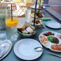 Rechts unten Mezze Platte Vegan. Frühstück Turm nur Veggi möglich at Magdas Lokal in Klagenfurt