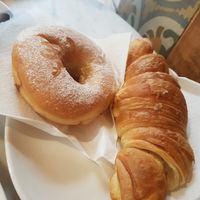 Gefüllter Donut und Croissant at The Vegan Corner in Barcelona