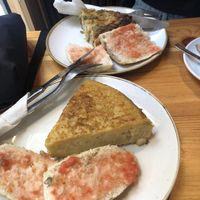Hinten Quiche, vorn tortilla  at The Vegan Corner in Barcelona