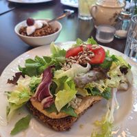 Hummus Toast mit Salat 🌱 at Café Fräulein Schiller in Mannheim