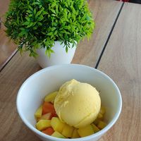 Helado de mango y ensalada de fruta at UDON in Getafe