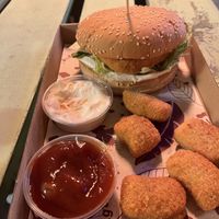 Vegan chicken sandwich and nuggets   at Las Vegan's - Kazinczy 11 in Budapest