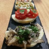 bread platter with mushrooms, tomato, and olives at Piatto+菜 in Hualien