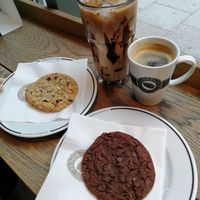 Schoko-Iced-Latte mit Hafermilch, Americano, Schoko-und Hafer-Cranberry-Cookie at Espresso House - Alstertor in Hamburg