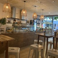Kitchen/bar and seating area at Fancy Bowls & Superfood in Tuttlingen
