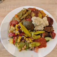 Vegetarischer Teller, aber veganisiert at Deniz Imbiss in Hamburg