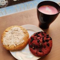 Cookies and pink latte at Tidbit in Madrid