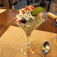 Postre de coco y frutos rojos at Pasapan in Segovia