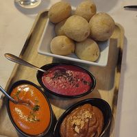 Papas arrugas con salsas (mojo, romesco y remolacha) #Veganuary at Pasapan in Segovia