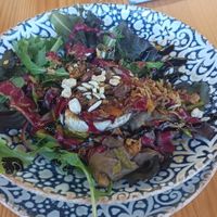 Insalata tiepida con funghi, castagne, asparagi, frutta secca, formaggio di capra, sesamo, vinaigrette e aceto balsamico. at Lonxa d'Alvaro in Muxia
