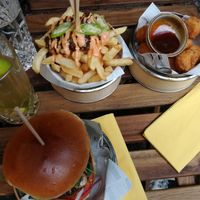 pommes mit karamelisierten zwiebeln und "Käse", frittierter, panierter tofu at Kiiro Burger in Berlin