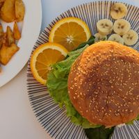 Vegan tofu & spinach hamburger at Zumeria Macedonia Fruit Cafe in Tenerife
