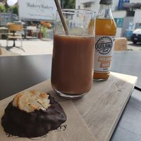 Holunder Mate Icetea, Iced dirty Chai Latte, Kokosmakrone at Bakery Bakery - Breitenrain in Bern
