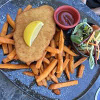 Veggie Schnitzel mit Süßkartoffelpommes  at ALEX in Rostock