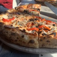 Vegan pizza with melty vegan cheeze, vegan pepperoni, mushroom and pepper! Amazing! 🤤  at Da Vinci in Bloomington