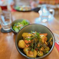 Thüringer Kloßbällchenpfanne

Gebratene Kloßbällchen / Paprika / grüne Bohnen / Möhren

Preis: 12,90 Euro at Roter Elephant Café & Restaurant in Erfurt