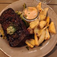 Seitansteak mit grünen Bohnen, Schaufelfritten und Kräuterbutter.
Seitan steak with green beans, fries and herb butter.. at Försters in Berlin