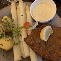 Spargel mit Sojaschnitzel und Sauce Hollandaise   at Försters in Berlin