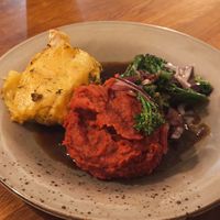 „Maishühnchen“ mit Rote-Beete-Kartoffelpüree und wildem Brokkoli  at Försters in Berlin