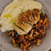 Trüffel pure with vegan chicken breasts and seasonal mushrooms at Försters in Berlin