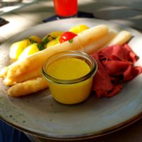 Deutscher Spargel mit Seitan-Schinken / german asparagus with new potatoes and sauce hollandaise at Försters in Berlin