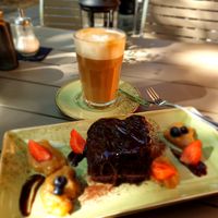 Warmer Brownie mit Früchten / warm brownie with fruits at Försters in Berlin