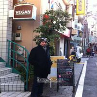 2011 feb Simon does Vegan Ogikubo at Vegan Healing Cafe - Ogikubo in Tokyo