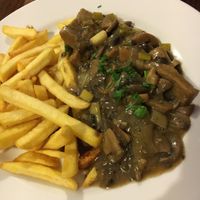 robi seitan noodles with mushrooms in wine at Vegalite in Brno