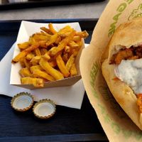 Kebab menu: sauce of choice, fries,  drink and kebab with seitan at Végéman in Strasbourg