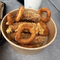 Bucket with onion rings, "chicken"wings, cheesesticks at Végéman in Strasbourg