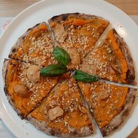 Pizza vegana con crema di zucca e funghi at Il Melograno in Trieste