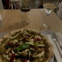 pizza vegana con mozzarella fatta da loro, crema di melanzane e cipolla caramellata   at Il Melograno in Trieste