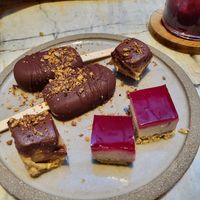 There's ginger cake, raspberry glaze, dulce de leche, tonka bean ice cream, candied pecans at MESA Restaurant in Paris